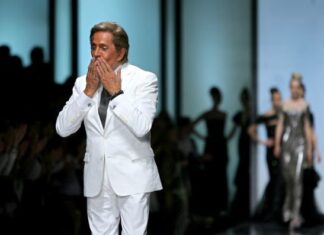 Od krojača bez prebijene pare do gospodara luksuza: Valentino je sudbinski upoznao muškarca koji će mu otvoriti firmu, pa ga odveo u krevet Od krojača bez prebijene pare do gospodara luksuza: Valentino je sudbinski upoznao muškarca koji će mu otvoriti firmu, pa ga odveo u krevet