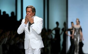 Od krojača bez prebijene pare do gospodara luksuza: Valentino je sudbinski upoznao muškarca koji će mu otvoriti firmu, pa ga odveo u krevet Od krojača bez prebijene pare do gospodara luksuza: Valentino je sudbinski upoznao muškarca koji će mu otvoriti firmu, pa ga odveo u krevet