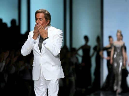 Od krojača bez prebijene pare do gospodara luksuza: Valentino je sudbinski upoznao muškarca koji će mu otvoriti firmu, pa ga odveo u krevet Od krojača bez prebijene pare do gospodara luksuza: Valentino je sudbinski upoznao muškarca koji će mu otvoriti firmu, pa ga odveo u krevet