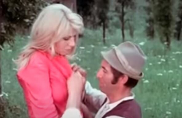 Od njega se branila do krvi dok je skidao pred kamerama, čuveni dasa joj iznenada lupio šamar: Najlepša Jugoslovenka otkrila šok istinu o omiljenim glumcima Od njega se branila do krvi dok je skidao pred kamerama, čuveni dasa joj iznenada lupio šamar: Najlepša Jugoslovenka otkrila šok istinu o omiljenim glumcima