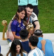 Ona je najobrazovanija i najzgodnija žena fudbalera: Rodila je troje dece, postala magistar stomatologije i nema mrlju u životu Ona je najobrazovanija i najzgodnija žena fudbalera: Rodila je troje dece, postala magistar stomatologije i nema mrlju u životu