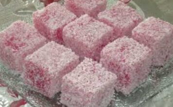 Osvježavajući griz kolač sa pudingom od jagode – bez pečenja Osvježavajući griz kolač sa pudingom od jagode – bez pečenja