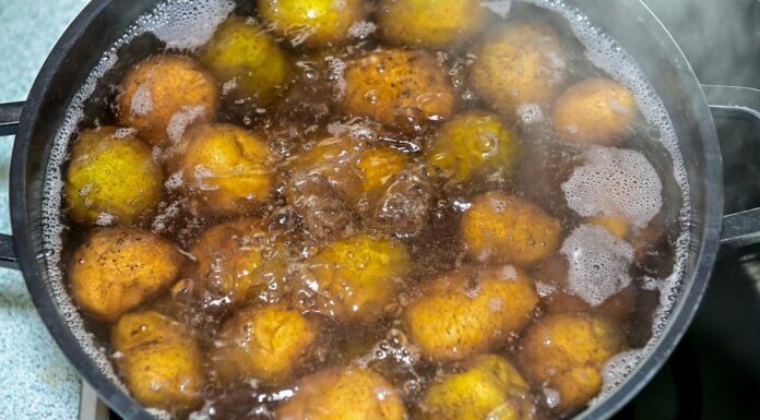 Ovako će bareni krompir imati duplo lepši ukus: Samo dodajte ovaj sastojak u šerpu Ovako će bareni krompir imati duplo lepši ukus: Samo dodajte ovaj sastojak u šerpu