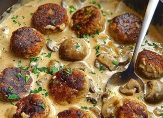 PEČENE ĆUFTE U KREMASTOM SOSU OD ŠAMPINJONA – NEODOLJIVO UKUSNE! 🍽️