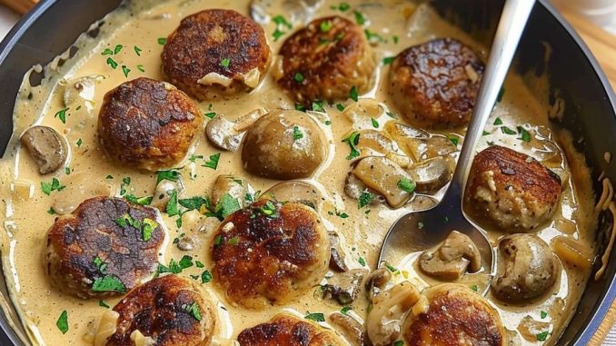 PEČENE ĆUFTE U KREMASTOM SOSU OD ŠAMPINJONA – NEODOLJIVO UKUSNE! 🍽️