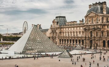 Pljačka u Luvru inspirisala modnog dizajnera Schiaparellija Pljačka u Luvru inspirisala modnog dizajnera Schiaparellija