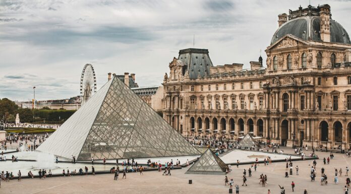 Pljačka u Luvru inspirisala modnog dizajnera Schiaparellija Pljačka u Luvru inspirisala modnog dizajnera Schiaparellija