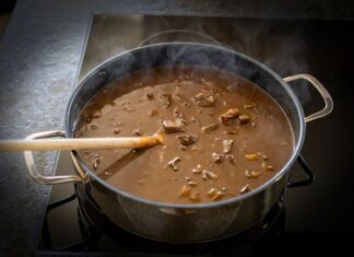 Predlog za ručak: Pravi domaći svinjski gulaš – jednostavan, a neodoljiv Predlog za ručak: Pravi domaći svinjski gulaš – jednostavan, a neodoljiv