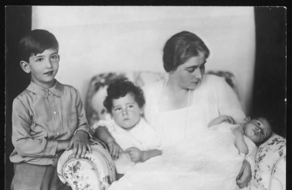 Princ Tomislav Karađorđević do smrti negirao aferu sa ženom za kojom je uzdisala Juga, a Albanci je surovo ubili: Način na koji je on skončao tera suze na oči Princ Tomislav Karađorđević do smrti negirao aferu sa ženom za kojom je uzdisala Juga, a Albanci je surovo ubili: Način na koji je on skončao tera suze na oči