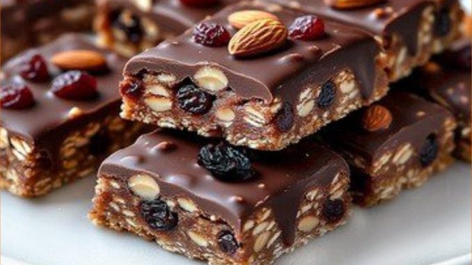 Priprema ovih energetskih pločica je izuzetno jednostavna – nije potreban mikser! Savršena su poslastica za brzi podsticaj energije ili zdrava užina u pokretu. Priprema ovih energetskih pločica je izuzetno jednostavna – nije potreban mikser! Savršena su poslastica za brzi podsticaj energije ili zdrava užina u pokretu.