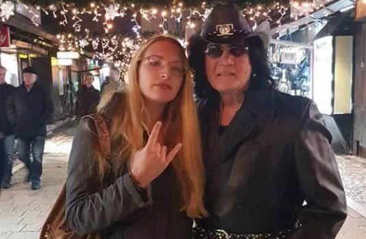 Sahranio roditelje, brata, sestru, a onda i ćerku: “Dok se ostali narkomani bodu jednom, ona se bola 4 puta”, rok legendu bivše Juge život je žestoko šibao Sahranio roditelje, brata, sestru, a onda i ćerku: "Dok se ostali narkomani bodu jednom, ona se bola 4 puta", rok legendu bivše Juge život je žestoko šibao