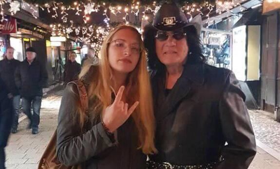 Sahranio roditelje, brata, sestru, a onda i ćerku: “Dok se ostali narkomani bodu jednom, ona se bola 4 puta”, rok legendu bivše Juge život je žestoko šibao Sahranio roditelje, brata, sestru, a onda i ćerku: "Dok se ostali narkomani bodu jednom, ona se bola 4 puta", rok legendu bivše Juge život je žestoko šibao