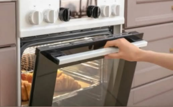 Skriveno dugme na rerni koje skoro niko ne koristi: Zbog njega masnoća nestaje sa stakla za nekoliko minuta i to BEZ RIBANJA Skriveno dugme na rerni koje skoro niko ne koristi: Zbog njega masnoća nestaje sa stakla za nekoliko minuta i to BEZ RIBANJA