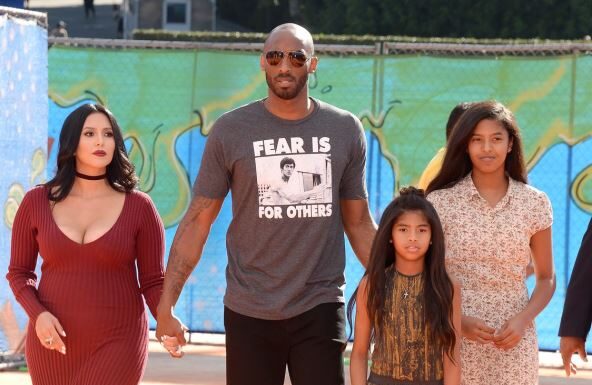 Slavni sportista je oženio čim je napunila 18, pa je varao s 105 žena: Jedna od 4 ćerke krenula njegovim stopama i tragično skončala, ne zna se gde joj je grob Slavni sportista je oženio čim je napunila 18, pa je varao s 105 žena: Jedna od 4 ćerke krenula njegovim stopama i tragično skončala, ne zna se gde joj je grob