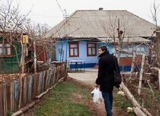 Svake mesece, na isti dan, moj tata je negde nestajao do večeri. Jednom prilikom sam odlučila da ga pratiti, da vidim kuda ide. Svake mesece, na isti dan, moj tata je negde nestajao do večeri. Jednom prilikom sam odlučila da ga pratiti, da vidim kuda ide.