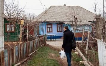 Svake mesece, na isti dan, moj tata je negde nestajao do večeri. Jednom prilikom sam odlučila da ga pratiti, da vidim kuda ide. Svake mesece, na isti dan, moj tata je negde nestajao do večeri. Jednom prilikom sam odlučila da ga pratiti, da vidim kuda ide.