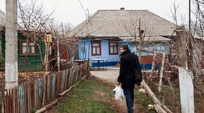 Svake mesece, na isti dan, moj tata je negde nestajao do večeri. Jednom prilikom sam odlučila da ga pratiti, da vidim kuda ide. Svake mesece, na isti dan, moj tata je negde nestajao do večeri. Jednom prilikom sam odlučila da ga pratiti, da vidim kuda ide.