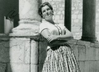 U vreme Tita samo su nju smeli da oslovljavaju sa “gospođa”: Obožavala milionere, iz bunde nije izlazila, bila je strah i trepet, a samo se jedne osobe plašila U vreme Tita samo su nju smeli da oslovljavaju sa "gospođa": Obožavala milionere, iz bunde nije izlazila, bila je strah i trepet, a samo se jedne osobe plašila