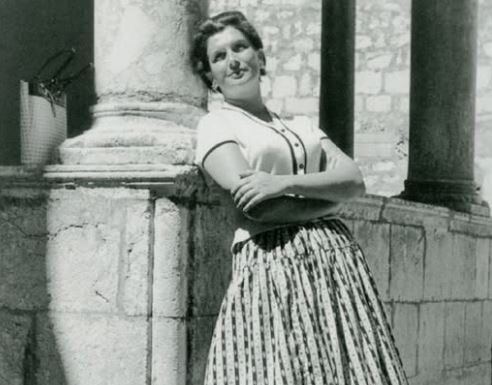 U vreme Tita samo su nju smeli da oslovljavaju sa “gospođa”: Obožavala milionere, iz bunde nije izlazila, bila je strah i trepet, a samo se jedne osobe plašila U vreme Tita samo su nju smeli da oslovljavaju sa "gospođa": Obožavala milionere, iz bunde nije izlazila, bila je strah i trepet, a samo se jedne osobe plašila