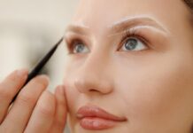 Zaboravite na debele obrve, od danas se one stilizuju ovako: Omraženi trend se vraća na velika vrata i žene nisu oduševljene Zaboravite na debele obrve, od danas se one stilizuju ovako: Omraženi trend se vraća na velika vrata i žene nisu oduševljene