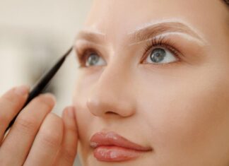 Zaboravite na debele obrve, od danas se one stilizuju ovako: Omraženi trend se vraća na velika vrata i žene nisu oduševljene Zaboravite na debele obrve, od danas se one stilizuju ovako: Omraženi trend se vraća na velika vrata i žene nisu oduševljene