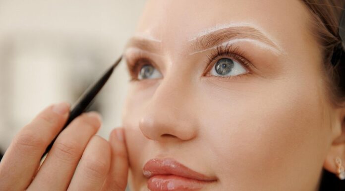 Zaboravite na debele obrve, od danas se one stilizuju ovako: Omraženi trend se vraća na velika vrata i žene nisu oduševljene Zaboravite na debele obrve, od danas se one stilizuju ovako: Omraženi trend se vraća na velika vrata i žene nisu oduševljene