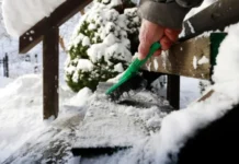 Zaboravite na so: Jeftin sastojak brzo uklanja led sa stepenica Zaboravite na so: Jeftin sastojak brzo uklanja led sa stepenica