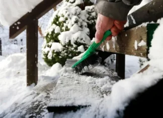 Zaboravite na so: Jeftin sastojak brzo uklanja led sa stepenica Zaboravite na so: Jeftin sastojak brzo uklanja led sa stepenica