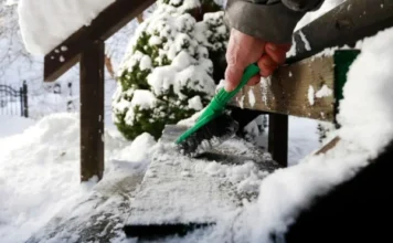 Zaboravite na so: Jeftin sastojak brzo uklanja led sa stepenica Zaboravite na so: Jeftin sastojak brzo uklanja led sa stepenica
