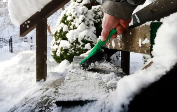Zaboravite na so: Jeftin sastojak brzo uklanja led sa stepenica Zaboravite na so: Jeftin sastojak brzo uklanja led sa stepenica