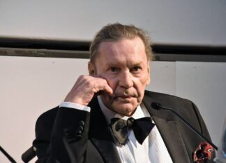 Bio je najlepši glumac na svetu: U krevet uspeo da odvede i Džegera i njegovu ženu, a od silnih poroka završio sa mizernom penzijom na periferiji Bio je najlepši glumac na svetu: U krevet uspeo da odvede i Džegera i njegovu ženu, a od silnih poroka završio sa mizernom penzijom na periferiji