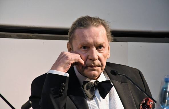 Bio je najlepši glumac na svetu: U krevet uspeo da odvede i Džegera i njegovu ženu, a od silnih poroka završio sa mizernom penzijom na periferiji Bio je najlepši glumac na svetu: U krevet uspeo da odvede i Džegera i njegovu ženu, a od silnih poroka završio sa mizernom penzijom na periferiji