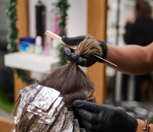 Boja kose koja osvežava izgled i podmlađuje: Nekadašnji hit vraća se na velika vrata Boja kose koja osvežava izgled i podmlađuje: Nekadašnji hit vraća se na velika vrata