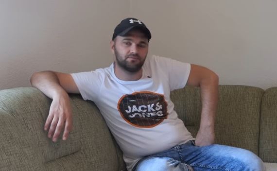 Bosanac kupio kuću punu smeća u Nemačkoj za 3.500 evra, pa našao blago: “Komšija mi kaže da pažljivo pogledam sve možda nađem nešto, ali ovom se nisam nadao” Bosanac kupio kuću punu smeća u Nemačkoj za 3.500 evra, pa našao blago: “Komšija mi kaže da pažljivo pogledam sve možda nađem nešto, ali ovom se nisam nadao”