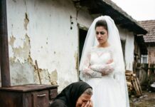 Ćerka zabranila majci da dođe na svadbu, a onda je mladoženja video ovo Ćerka zabranila majci da dođe na svadbu, a onda je mladoženja video ovo