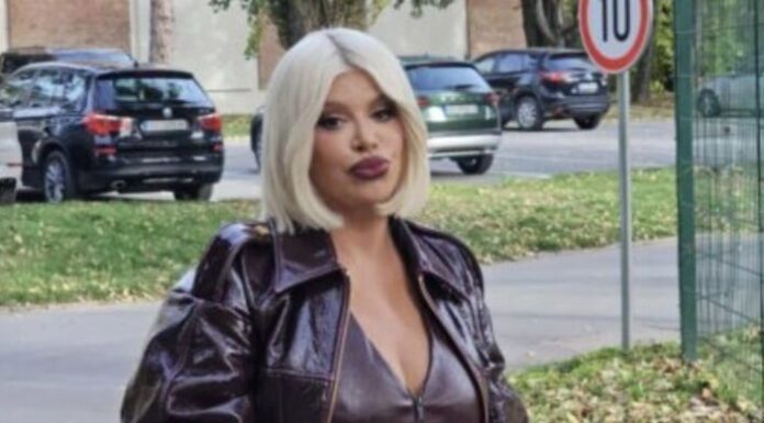 “Često MIJENJAM SILIKONE, to moram da radim” Dara Bubamara na estetske operacije dala bogatstvo, samo zubi koštaju 18.000 eura “Često MIJENJAM SILIKONE, to moram da radim” Dara Bubamara na estetske operacije dala bogatstvo, samo zubi koštaju 18.000 eura