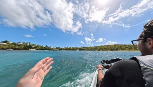 Čovek se ušunjao na napušteno ostrvo Džefrija Epstajna i ostao zatečen prizorom žene: Duboko ga je uznemirilo ono što mu se desilo kasnije Čovek se ušunjao na napušteno ostrvo Džefrija Epstajna i ostao zatečen prizorom žene: Duboko ga je uznemirilo ono što mu se desilo kasnije