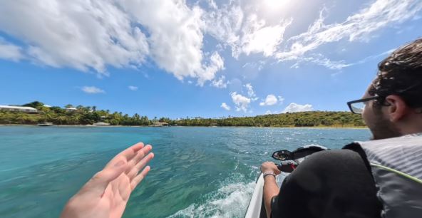 Čovek se ušunjao na napušteno ostrvo Džefrija Epstajna i ostao zatečen prizorom žene: Duboko ga je uznemirilo ono što mu se desilo kasnije Čovek se ušunjao na napušteno ostrvo Džefrija Epstajna i ostao zatečen prizorom žene: Duboko ga je uznemirilo ono što mu se desilo kasnije