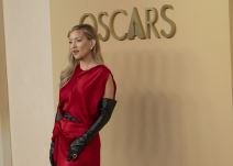 Crvena haljina za padanje u trans: Kejt Hadson nikad nije bila ženstvenija nego kad je obukla ovo Crvena haljina za padanje u trans: Kejt Hadson nikad nije bila ženstvenija nego kad je obukla ovo