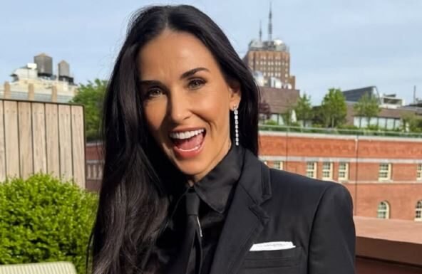 Demi Mur promenila lični opis: Duga kosa joj bila zaštitni znak, sad ljudi trljaju oči kad vide šta je uradila s njom Demi Mur promenila lični opis: Duga kosa joj bila zaštitni znak, sad ljudi trljaju oči kad vide šta je uradila s njom