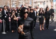 Demi Mur promenila lični opis: Duga kosa joj bila zaštitni znak, sad ljudi trljaju oči kad vide šta je uradila s njom Demi Mur promenila lični opis: Duga kosa joj bila zaštitni znak, sad ljudi trljaju oči kad vide šta je uradila s njom