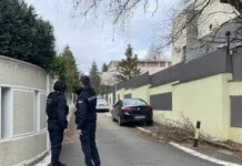 Drama na Dedinju: Bačena bomba na kuću Zdravka Čolića, fasada u gelerima, šteta MILIONSKA Drama na Dedinju: Bačena bomba na kuću Zdravka Čolića, fasada u gelerima, šteta MILIONSKA