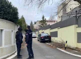 Drama na Dedinju: Bačena bomba na kuću Zdravka Čolića, fasada u gelerima, šteta MILIONSKA Drama na Dedinju: Bačena bomba na kuću Zdravka Čolića, fasada u gelerima, šteta MILIONSKA