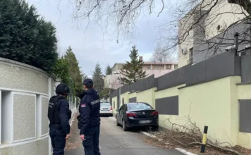 Drama na Dedinju: Bačena bomba na kuću Zdravka Čolića, fasada u gelerima, šteta MILIONSKA Drama na Dedinju: Bačena bomba na kuću Zdravka Čolića, fasada u gelerima, šteta MILIONSKA