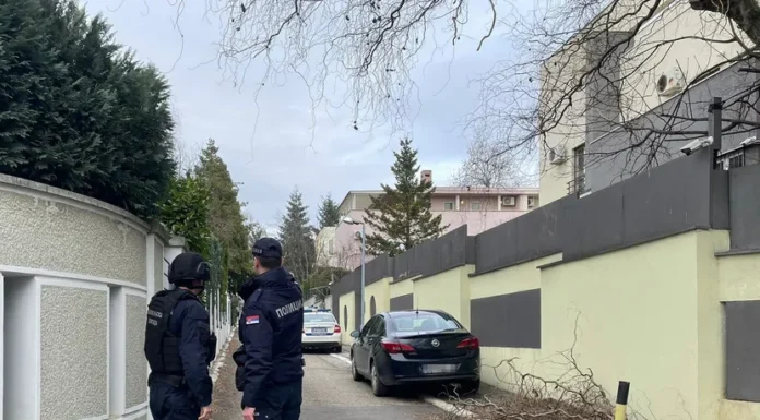 Drama na Dedinju: Bačena bomba na kuću Zdravka Čolića, fasada u gelerima, šteta MILIONSKA Drama na Dedinju: Bačena bomba na kuću Zdravka Čolića, fasada u gelerima, šteta MILIONSKA
