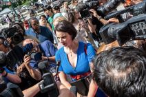 Džefri je bio profesor, a nikad nije ni diplomirao! Na sumnjiv način postao milioner: Zbog ovih detalja niko ne veruje da se ubio u ćeliji Džefri je bio profesor, a nikad nije ni diplomirao! Na sumnjiv način postao milioner: Zbog ovih detalja niko ne veruje da se ubio u ćeliji