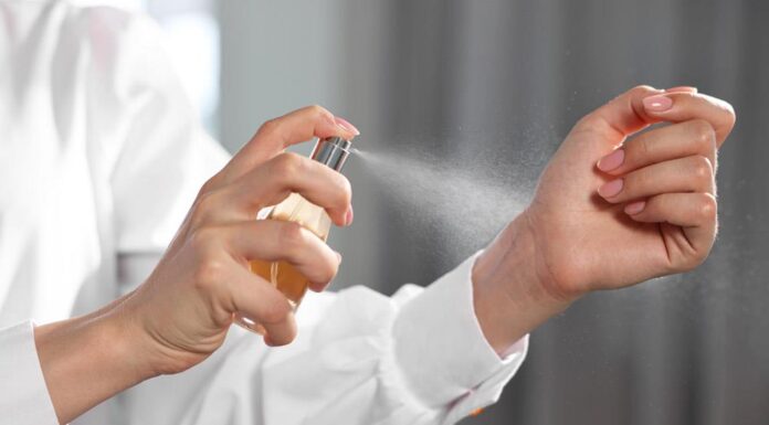 Evo kako da nanesete parfem da biste mirisali ceo dan: Tajna profesionalnih parfimera Evo kako da nanesete parfem da biste mirisali ceo dan: Tajna profesionalnih parfimera