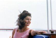 Evo kako je stvarno umrla Džeki Kenedi: Pad sa konja bio je maska za javnost, a onda je pokrenut lanac događaja koji će otkriti jezivu istinu Evo kako je stvarno umrla Džeki Kenedi: Pad sa konja bio je maska za javnost, a onda je pokrenut lanac događaja koji će otkriti jezivu istinu