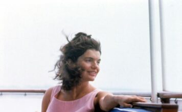 Evo kako je stvarno umrla Džeki Kenedi: Pad sa konja bio je maska za javnost, a onda je pokrenut lanac događaja koji će otkriti jezivu istinu Evo kako je stvarno umrla Džeki Kenedi: Pad sa konja bio je maska za javnost, a onda je pokrenut lanac događaja koji će otkriti jezivu istinu