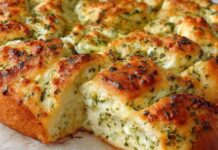 HLJEB S BIJELIM LUKOM I MOZZARELLOM KOJI SE RAZVLAČI – SAVRŠEN ZA DIJELJENJE HLJEB S BIJELIM LUKOM I MOZZARELLOM KOJI SE RAZVLAČI – SAVRŠEN ZA DIJELJENJE